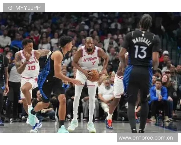 火箭半场落后独行侠杜兰特遭遇犯规困扰申京开局受伤浓眉表现出色