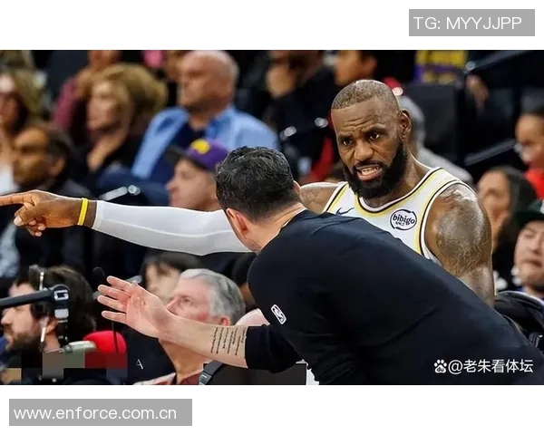 詹姆斯神之瞪激活艾顿三分群发威助力球队逆转胜利